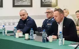 Podziękowania dla Komendanta Policji, Kierownika Biura Inwestycji i Budownictwa oraz Kierownika Gminnego Ośrodka Pomocy Społecznej