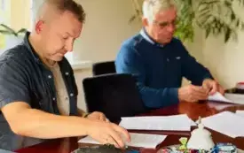 Podpisanie umowy na przebudowę drogi gminnej w Stronnie