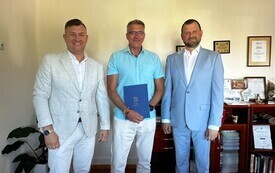 Podpisanie um&oacute;w na wykonanie nakładek bitumicznych na drogach gminnych na terenie Gminy Dobrcz