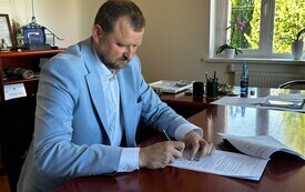 Podpisanie um&oacute;w na wykonanie nakładek bitumicznych na drogach gminnych na terenie Gminy Dobrcz