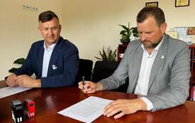 Podpisanie um&oacute;w na wykonanie nakładek bitumicznych na drogach gminnych na terenie Gminy Dobrcz
