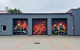Wyjątkowe graffiti na bramach wjazdowych do remizy OSP w Dobrczu