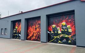 Wyjątkowe graffiti na bramach wjazdowych do remizy OSP w Dobrczu