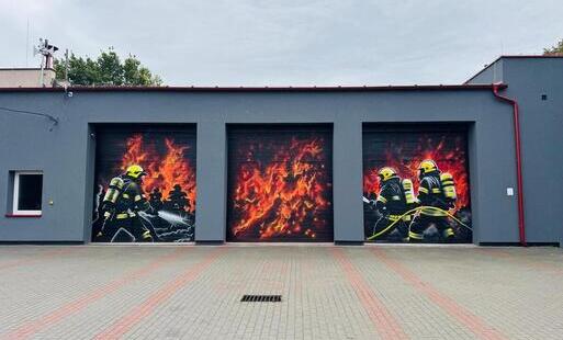 Zdjęcie do Wyjątkowe graffiti na bramach wjazdowych do remizy OSP w Dobrczu