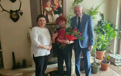 Wójt Gminy Dobrcz, Zastępca Kierownika USC oraz Pani Hanna Mazurek podczas współnego zdjęcia