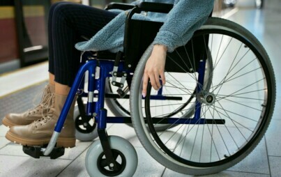 Baner osoba z niepełnosprawnościami na wózku inwalidzkim 