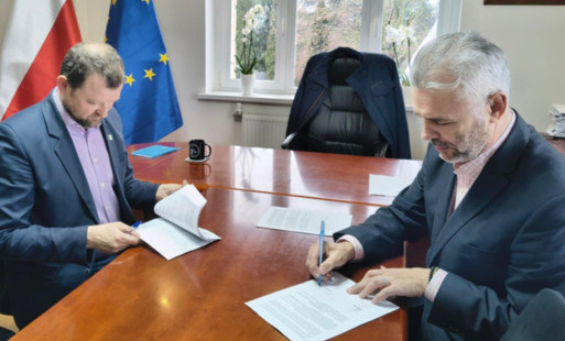 Zdjęcie do Podpisanie umowy na przygotowanie dokumentacji projektowej boiska sportowego w Wudzynie