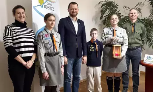 Zdjęcie do Betlejemskie Światło Pokoju dotarło do naszej gminy dzięki harcerzom z 18. Bydgoskiej Drużyny Harcerskiej &bdquo;Nadwiślanie&rdquo;.