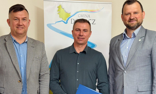 Zdjęcie do Nowy dach i fotowoltaika dla &bdquo;Krainy Bobasa&rdquo; w Dobrczu12 maja W&oacute;jt Gminy Dobrcz, Rafał Modlisz, przy kontrasygnacie Skarbnika Katarzyny Strzygockiej-Kowalskiej, podpisał umowę z wykonawcą &ndash; Januszem Rakowskim, prowadzącym działalność gospodarczą pod nazwą &bdquo;Usługi Og&oacute;lnobudowlane Janusz Rakowski&rdquo;. Przedmiotem zawartego kontraktu jest realizacja zadania pn. &bdquo;Wymiana pokrycia dachu wraz z montażem fotowoltaiki na budynku &raquo;Kraina Bobasa&laquo; w Dobrczu&rdquo;.  Wartość podpisanej umowy wynosi 269 770,00 zł. Inwestycja ma 