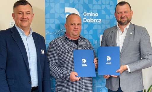 Zdjęcie do Podpisanie umowy z wykonawcą na realizację inwestycji pod nazwą &bdquo;Modernizacja Remizy OSP w Dobrczu z przystosowaniem do potrzeb os&oacute;b z niepełnosprawnościami&rdquo;.