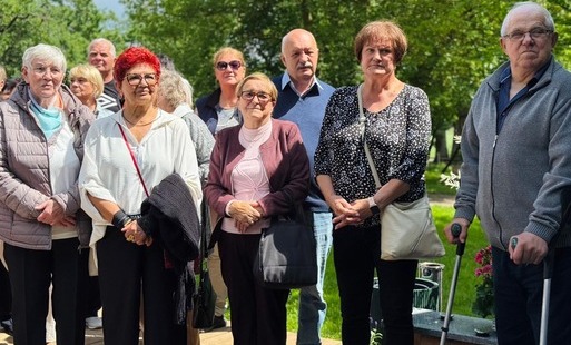 Zdjęcie do Radość, muzyka i wsp&oacute;lnota &ndash; Piknik Senior&oacute;w w Śliwkowym Sadzie