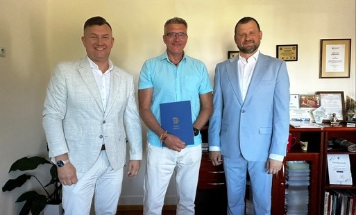 Zdjęcie do Podpisanie um&oacute;w na wykonanie nakładek bitumicznych na drogach gminnych na terenie Gminy Dobrcz